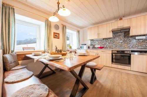 Η κουζίνα ή μικρή κουζίνα στο Ferienhaus Schwöllerbauer