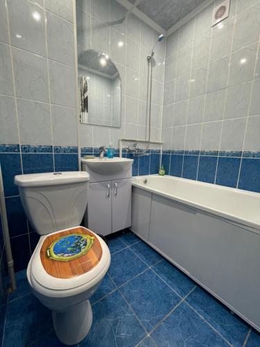 a bathroom with a toilet and a bath tub at 1-комнатная квартира в центре! in Petropavlovsk