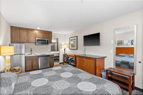 Η κουζίνα ή μικρή κουζίνα στο Basecamp Puyallup a Travelodge by Wyndham
