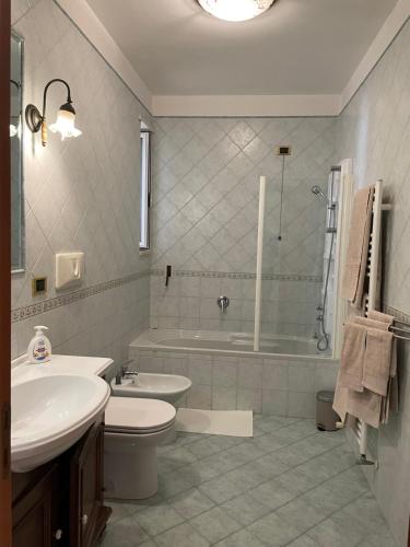 a bathroom with a sink and a toilet and a tub at Casa Giacobelli in Mola di Bari