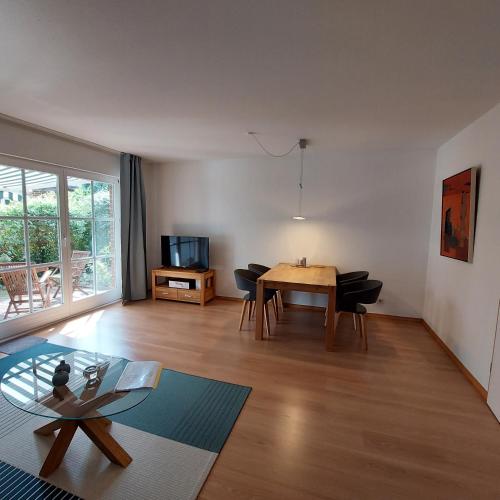 a living room with a table and a dining room at 2-Zimmer-Fewo Nähe Lübeck in Berkenthin