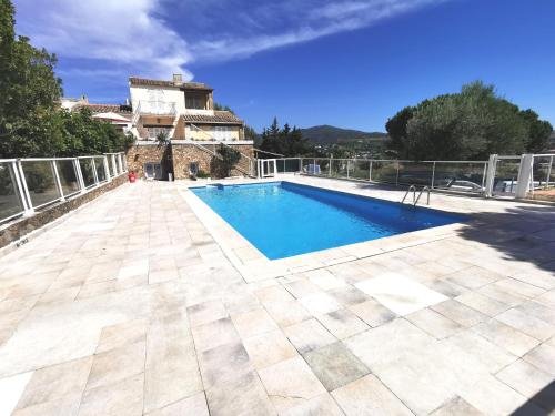 une piscine devant une villa dans l'établissement Superbe appartement avec piscine et stationnement, à Sainte-Maxime
