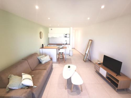 Superbe appartement avec piscine et stationnement