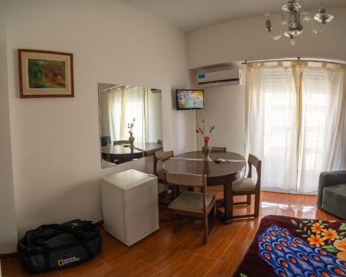 uma sala de estar com uma mesa e uma sala de jantar em Departamento en Buenos Aires em Buenos Aires