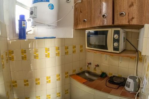 uma cozinha com um lavatório e um micro-ondas em Departamento en Buenos Aires em Buenos Aires