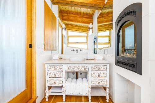 A bathroom at Downtown Oceanview Luxury Home