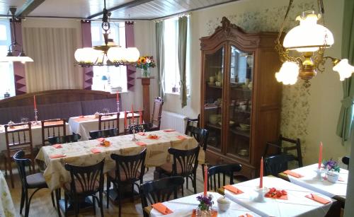 a dining room with a long table and chairs at Stoevchen Café Hotel in Papenburg