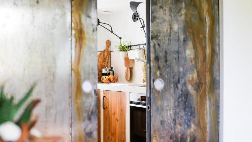 une cuisine avec un évier et une cuisinière dans l'établissement Évasion, à La Capelle-lès-Boulogne