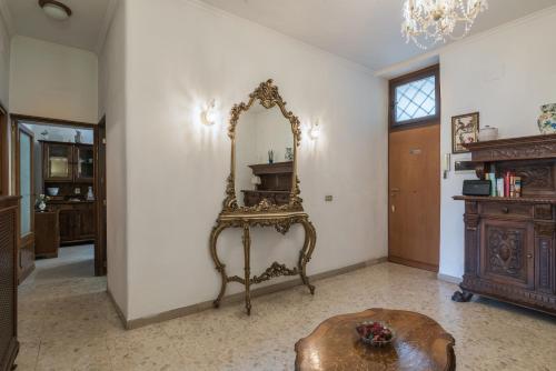 un grande specchio a parete in una stanza di Warm apt in ancient building in Vatican-P S Pietro a Roma