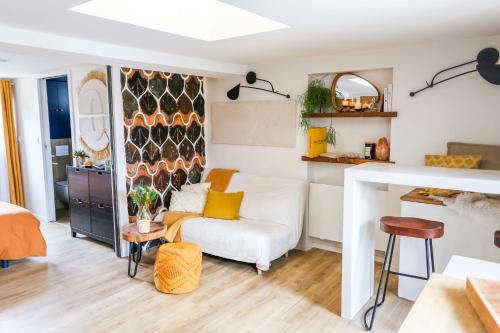 ein Wohnzimmer mit einem Sofa und einem Tisch in der Unterkunft Évasion in La Capelle-lès-Boulogne