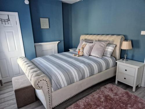 een slaapkamer met een bed met een teddybeer erop bij Violet House in Derry Londonderry