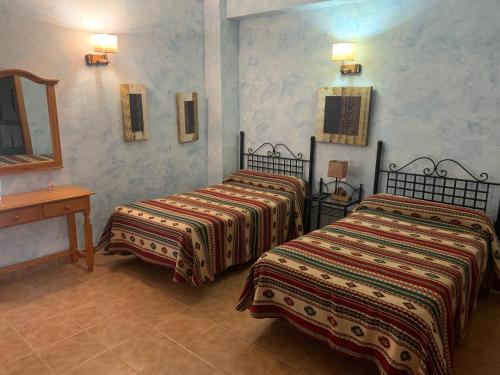 um quarto com duas camas num quarto em Hotel Restaurante Azabache em Arboleas