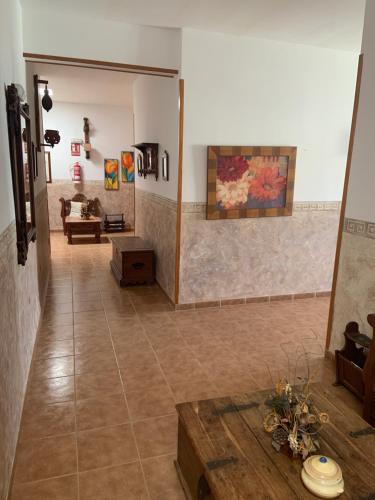 uma sala de estar com piso em azulejo e uma mesa em Hotel Restaurante Azabache em Arboleas