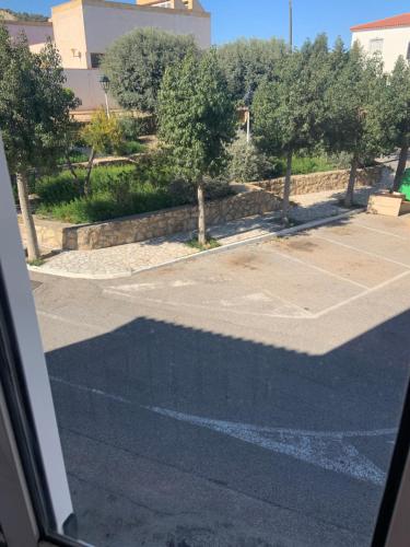 - une vue sur le parking depuis la fenêtre dans l'établissement Hotel Restaurante Azabache, à Arboleas