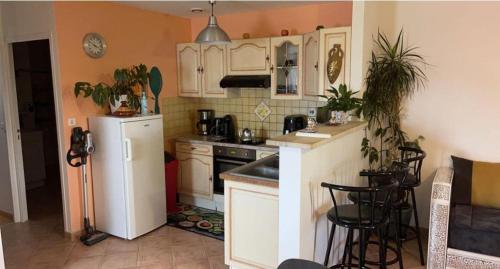 A kitchen or kitchenette at Charmante maison au calme