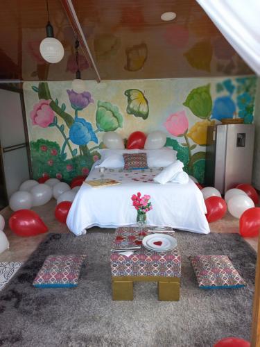una camera con letto e murale floreale di el paraíso de Butulú 1 a La Vega