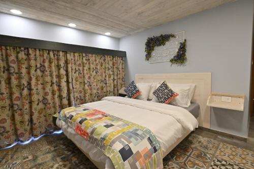 a bedroom with a bed and a curtain at Domaine des Oliviers in Batroûn