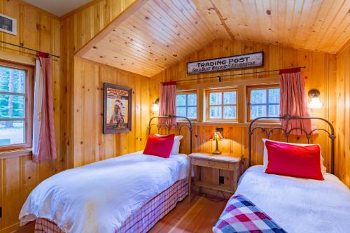 Postel nebo postele na pokoji v ubytování Lake Creek Lodge