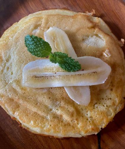Un pancake con pollo e una foglia verde sopra. di Kawi Homestay Sidemen a Sidemen