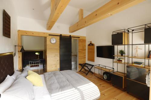 ein Schlafzimmer mit einem großen Bett und einem TV in der Unterkunft The vine on main in Stamford
