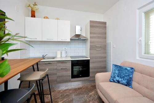 kuchnia z kanapą i stołem w pokoju w obiekcie Apartment 'MIMO' in Milna - Hvar w mieście Milna