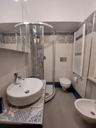 uma casa de banho com um lavatório, um chuveiro e um WC. em C r a zy for RHome em Roma