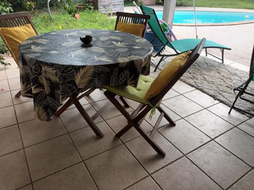 a table with a cat sitting on top of it at tat' âne chambre in Le Moule