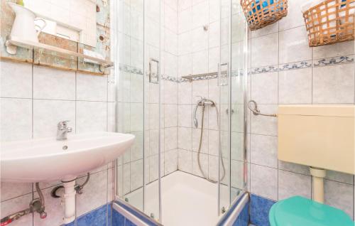 y baño con lavabo y ducha. en 2 Bedroom Awesome Apartment In Biograd Na Moru, en Biograd na Moru