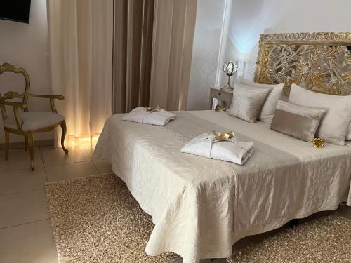 1 dormitorio con 1 cama blanca y 2 almohadas blancas en Casa Mararía en Gran Tarajal