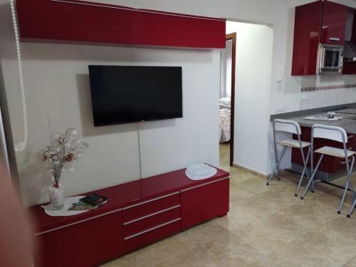 VV LA ISLA في لا ريستينجا: غرفة معيشة مع تلفزيون بشاشة مسطحة على جدار