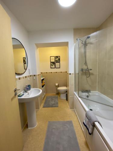 La salle de bains est pourvue d'un lavabo, de toilettes et d'une douche. dans l'établissement 1 bedroom apartment in the heart of Bournemouth, à Bournemouth