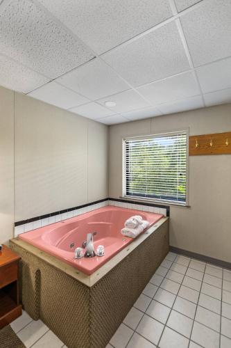 a large pink bath tub in a room at Candlewick Inn and Suites in Eureka Springs