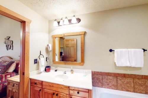 een badkamer met een wastafel en een spiegel bij Little Bear in Branson