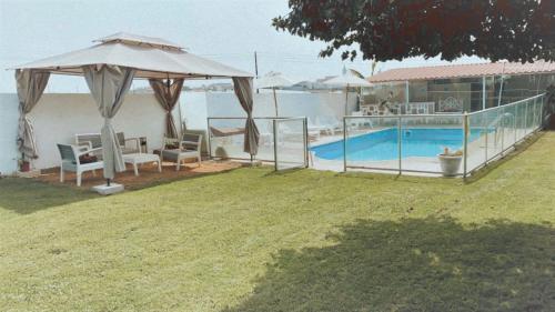 dom z basenem na dziedzińcu w obiekcie Casas Solar da Torre 1 w mieście Póvoa de Varzim