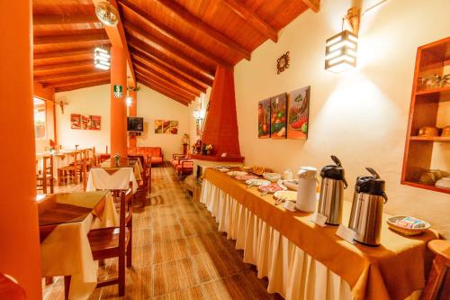 comedor con mesas y sillas en LILIUM VALLEY, en Ollantaytambo