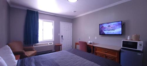 Μια τηλεόραση ή/και κέντρο ψυχαγωγίας στο Rodeway Inn Chico University Area