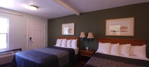 Ένα ή περισσότερα κρεβάτια σε δωμάτιο στο Rodeway Inn Chico University Area
