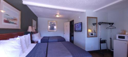 Ένα ή περισσότερα κρεβάτια σε δωμάτιο στο Rodeway Inn Chico University Area