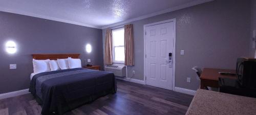 Ένα ή περισσότερα κρεβάτια σε δωμάτιο στο Rodeway Inn Chico University Area