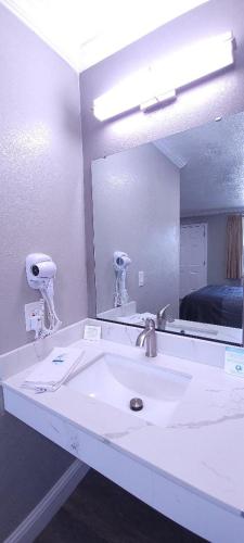 Ένα μπάνιο στο Rodeway Inn Chico University Area