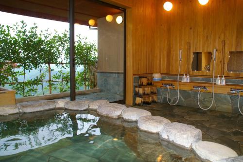 a room with a pool of water in a bathroom at Kirinosato Takahara in Tanabe