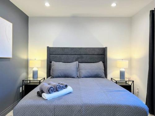 a bedroom with a large bed with two lamps at Hollywood Black Habitat in Los Angeles