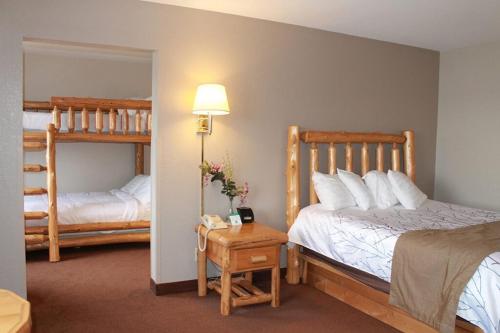 1 Schlafzimmer mit 2 Etagenbetten und einem Tisch mit einer Lampe in der Unterkunft Edmore Inn in Edmore