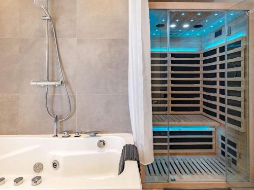 阿森斯的住宿－Holiday home Assens X，带浴缸和步入式淋浴间的浴室
