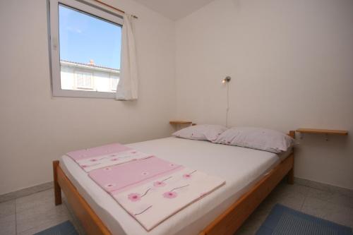 - une chambre avec un grand lit et une fenêtre dans l'établissement Apartment Mandre 6405e, à Kolan