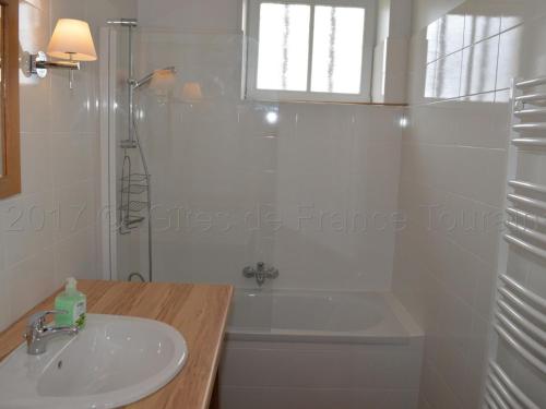 y baño con lavabo, ducha y bañera. en Gîte Parçay-sur-Vienne, 5 pièces, 8 personnes - FR-1-381-262, en Parçay-sur-Vienne