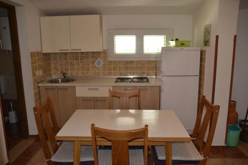 Kuchyňa alebo kuchynka v ubytovaní Apartment Kustici 6335c