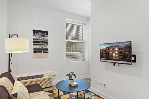 Telewizja i/lub zestaw kina domowego w obiekcie Cozy Studio Apt with In-Unit Laundry and Wi-Fi! - Montrose 111