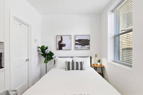 Cozy Studio Apt with In-Unit Laundry and Wi-Fi! - Montrose 111房間的床