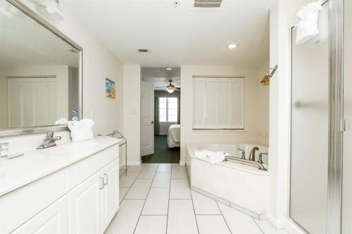 Baño blanco con bañera y lavamanos en Unit 2430 Ocean Walk - 2 Bedroom Ocean View en Daytona Beach